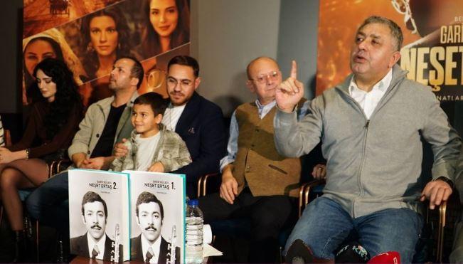 <p><strong>"ONA YAKIŞAN BİR FİLM YAPTIK"</strong></p>

<p><strong>Filmin hukuki sürece taşınması hakında da açıklamalara yer veren Uslu,  "Biz Büyük Usta Neşet Ertaş'ı asla incitecek bir şey yapmadık, bir işin içine girmedik. Ona yakışan bir film yaptık. Bu filmi hiç kimse durduramaz, hiç kimse engelleyemez. Bu lafı ben demiyorum 'Yüksek Mahkeme' diyor. Türkiye Cumhuriyeti adına 'Yüksek Mahkeme' diyor ki, bu filmi engelleyemezsin, sansüre girer, bilirkişiler seyretmeden içinde 'Kişilik Hakları İhlali' olup olmadığını anlamadan engellersen, sansüre girersin diyor" dedi.</strong></p>
