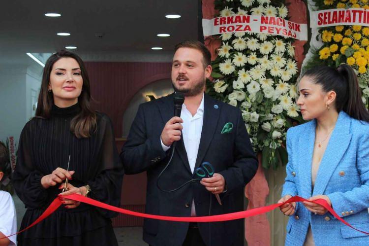 <p><span style="color:#B22222"><strong>Afyon Kocatepe Üniversitesi pazarlama bölümü</strong></span><span style="color:#800080"><strong>nden mezun olan fenomen şimdilerde marka ismi kendisine ait olan</strong></span><span style="color:#B22222"><strong> "Nez Demir Güzellik Merkezi"</strong></span><span style="color:#800080"><strong> ile ilgilenmektedir.</strong></span></p>
