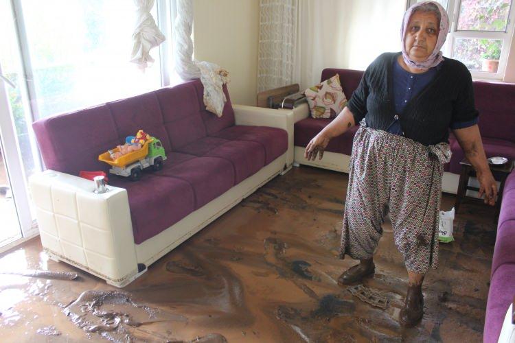 <p>Kumluca ve Finike ilçelerinde çok sayıda ev ve iş yeri suyla doldu, dereler taştı.</p>
<p> </p>