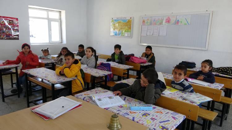 <div><strong>'DAĞIN BAŞINDA OLSA DA BEN GİTMEYE RAZIYIM'</strong></div>

<div> </div>

<div>Fedakâr öğretmen Müjgen Karaman,</div>
