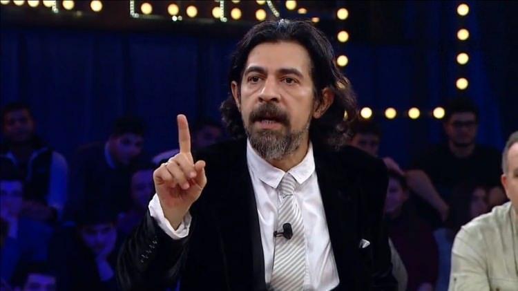<p><strong>"ESTETİKLİ YÜZLERDEN VE VÜCUTLARDAN TİKSİNİYORUM"</strong></p>
<p><strong>Bayülgen açıklamasında, zaten kocaları da bakmıyor onlara. Hiçbir şekilde çekici gelmiyor. Yapılmış vücutlar, yapılmış yüzler bende tiksinti yaratıyor. Bu ülkenin farklı genetik yapıda kadınlarına bayılıyorum. Kemerli bir burnu çok güzel buluyorum mesela. </strong></p>