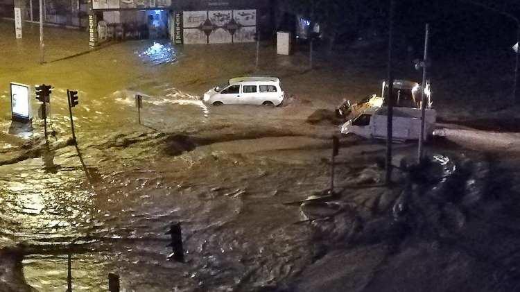 <p>ANTALYA’DA DA BENZER MANZARALAR YAŞANDI.</p>
<p>CHP'nin yönetimindeki Antalya'da da benzer görüntüler ortaya çıkmıştı. Antalya'nın Kumluca ve Finike ilçelerinde de önceki gün akşam saatlerinde etkisini artıran yağmur sele dönmüştü.</p>