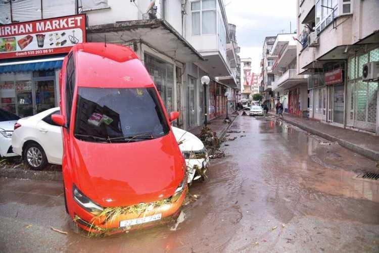 <p>Kumluca ve Finike'de sabaha kadar devam eden yağmur, iki ilçede hayatı olumsuz etkilemişti. Kumluca'da yağmur ve fırtına, gece yarısından sonra etkisini artırmıştı.</p>