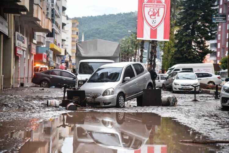 <p>Örtü altı üretim merkezi Kumluca'da yüzlerce sera ile çok sayıda binanın birinci katı ve müstakil evler su altında kalmıştı. Cep telefonlarından ve belediye hoparlörlerinden ‘evlerinizden çıkmayın’ uyarısı yapılmıştı. Evlerde mahsur kalanlar olmuş, vatandaşlar kurtarılmıştı.</p>