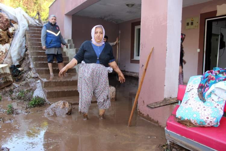 <p><strong>Finike'de bazı mahallelerde su baskınları oluştu</strong></p>
<p>Finike Kaymakamı Musa Kazım Çelik de ilçede yağış nedeniyle yaklaşık dört mahallede sıkıntı yaşandığını söyledi. Bazı evlerde su baskınları olduğunu ve evde mahsur kalanların ekipler tarafından çıkarıldığını aktaran Çelik, sahada çalışmaların sürdüğünü kaydetti.</p>