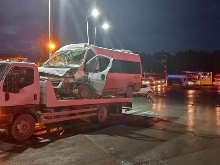 <p>İhbar üzerine olay yerine çok sayıda itfaiye, sağlık ve polis ekipleri sevk edildi. İtfaiye ekipleri araçlar içeresinde sıkışan olup olmadığını kontrol ederken, sağlık ekipleri yaralılara ilk müdahaleyi olay yerinde yaptı</p>
