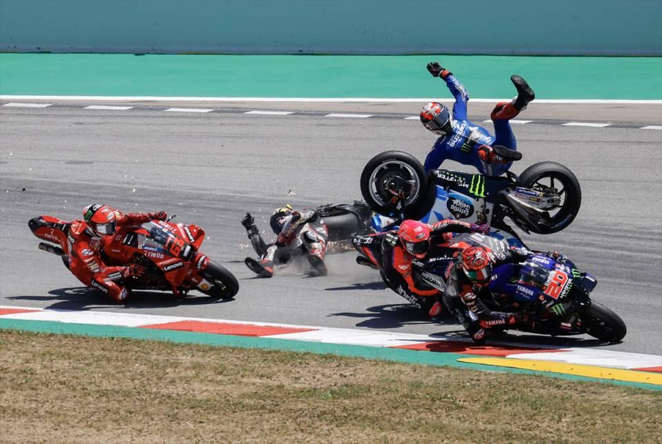 <p> MotoGP 2022 sezonu Dünya Şampiyonası’nın 9. ayağı olan İspanya Grand Prix'si, Barselona kentinde yapıldı. Yarışta, Ducati Lenovo takımının pilotu Francesco Bagnaia (solda), LCR Honda Idemitsu takımının pilotu Takaaki Nakagami (ortada) ve Suzuki Ecstar takımının pilotu Alex Rins (sağda) kaza yaptı.</p>
