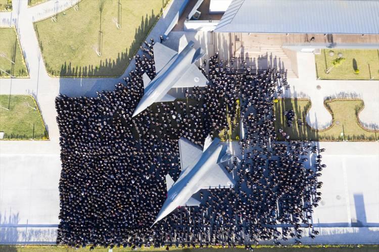 <p>Bayraktar Kızılelma, tasarımından elde edeceği düşük radar izi sayesinde en zorlu görevleri başarıyla gerçekleştirecek. 6 ton kalkış ağırlığına sahip olması hedeflenen Türkiye'nin ilk insansız savaş uçağı milli olarak geliştirilen tüm mühimmatları kullanacak ve planlanan 1500 kilogram faydalı yük taşıma kapasitesiyle büyük bir güç çarpanı olacak.</p>