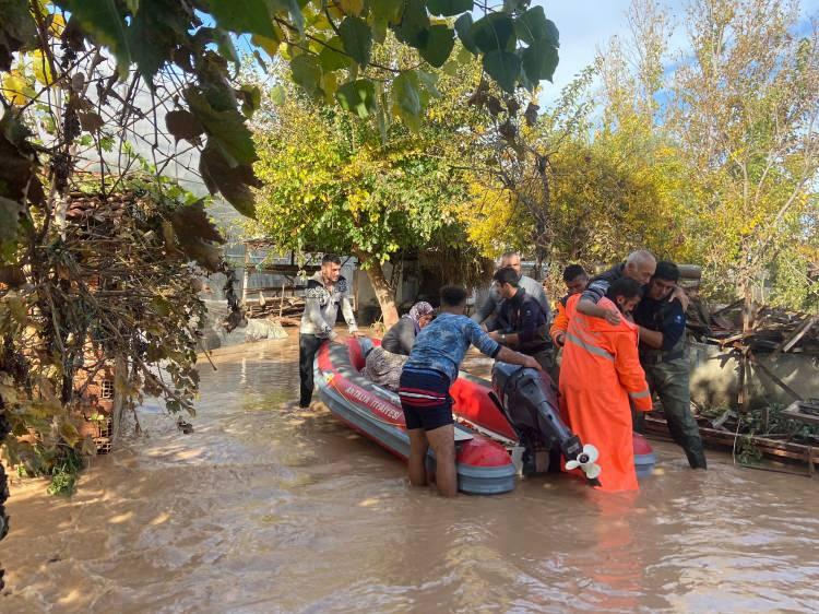 <p>Birçok ev ve iş yerinde hasar oluştuğunu belirten Erdemir, "Su baskınlarının yaşanmaya başlamasıyla birlikte gerek belediyemiz gerek kolluk kuvvetlerimiz gerekli tedbirleri alarak afeti en az hasarla atlatmak için canla başla çalışıyorlar. Yaptığımız değerlendirmede ilçemizde tüm okullarımızı bir gün süreyle tatil etme kararı aldık. Bizler sahadayız, ekipler gelen ihbarları değerlendiriyorlar. İnşallah en az zararla bu afeti atlatırız" dedi.</p>
<p> </p>