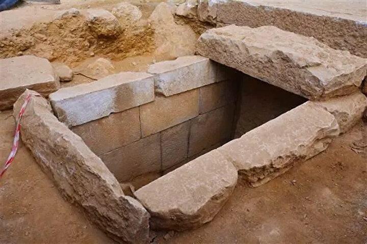 <p>İngiltere'de bir inşaatın kazı alanında kadın mezarı bulundu. Mezarı kazdıkça altın ve kıymetli taşlardan oluşan gizli hazineye rastlandı. Yapılan araştırmada ise mezarın zengin olduğu değerlendirilen Orta Çağ kadınına ait olduğu ortaya çıktı.</p>
