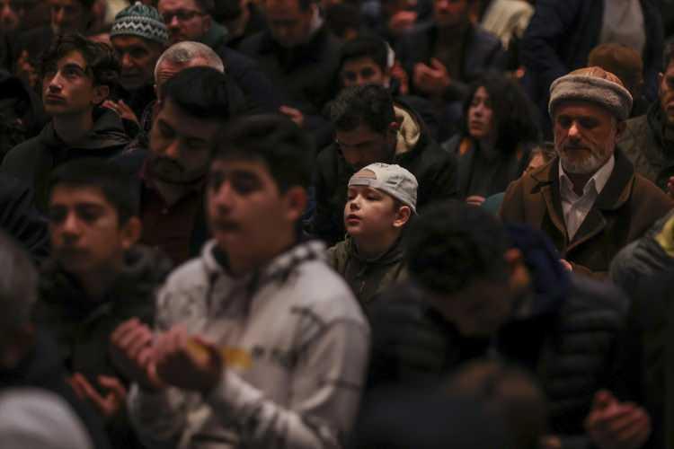 <p>Diyanet İşleri Başkanı Erbaş, Hazreti Muhammed'in etrafını aydınlatan bir kandil gibi olduğunu, yaşamını buna göre sürdürdüğünü söyledi.</p>
