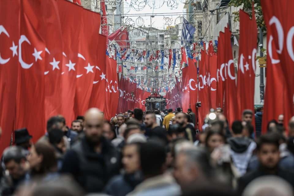 <p>İstanbul’un Beyoğlu ilçesi İstiklal Caddesi'nde düzenlenen terör saldırısının ardından cadde Türk bayraklarıyla donatıldı.</p>
