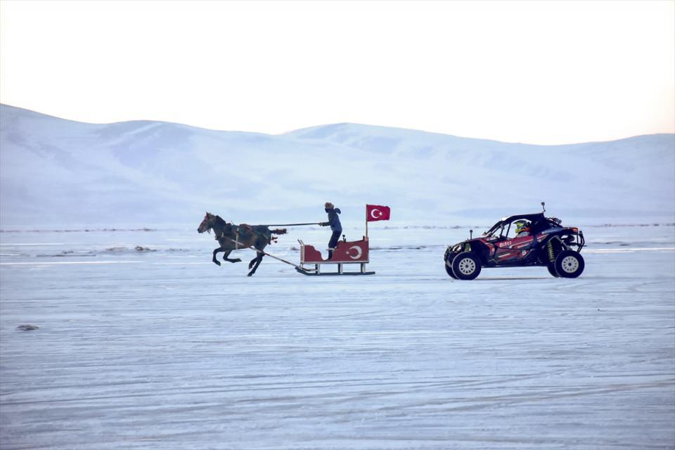 <p>Otomobil sporlarında 2021'de şampiyonluk kazanan pilotlar, buzla kaplı Çıldır Gölü üzerinde atlı kızakla yarış yaptı.</p>