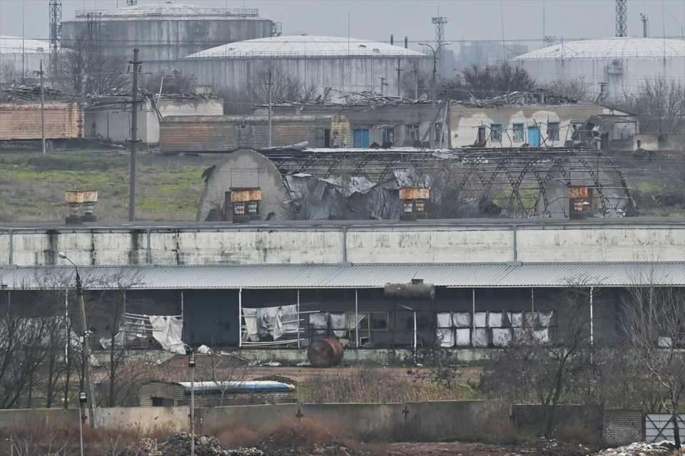 <p>Rus güçlerinin Herson kenti yakınlarındaki Chornobaivka köyünden geri çekilmesinin ardından, vatandaşların yaşamı zor şartlar altında devam ediyor. Bombardımanın devam ettiği bölgede altyapının zarar gördüğü bildirildi.</p>

<p> </p>
