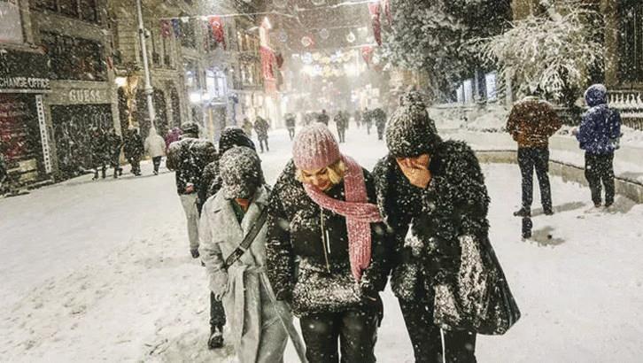 <p>"18-19 Aralık tarihlerinde hava sıcaklıkları 10 ila 12 derece azalacak.     Yurdun iç, doğu ve kuzey kesimlerinde yer yer kar yağışları bekliyoruz.</p>
