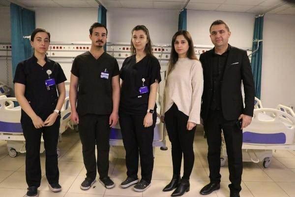 <p>Bize yapılan o saldırı o an olmamış gibi sadece işimizi yaptık. Acil serviste acil bir hastanın olduğu söylendi. Arkadaşlarımızın darp edilme olayından haberdar değildik. Yukarıya çıktık, her zamanki gibi acil ekibi ve müdahale ekibi olarak gerekli müdahalemizi yaptık. Hasta hayata geri döndü. Sevki için yazı yazdık. Dışarıdan sürekli kavga sesleri geliyordu. </p>