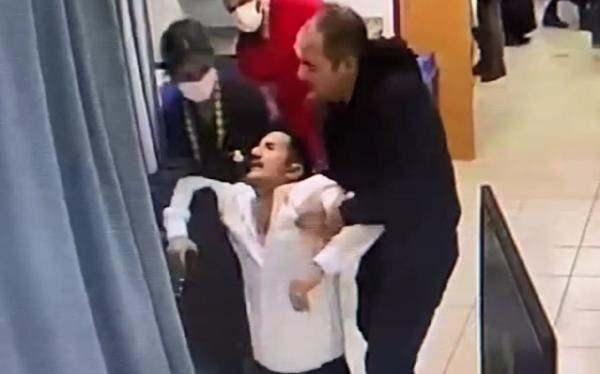 <p>Tolay, darp edilmelerine rağmen kendilerine saldıran ve bu sırada fenalaşan kişiye yine ilk müdahalenin sağlıkçılar tarafından yapıldığına dikkat çekerek, "Saldırı sırasında saldırı yapan ailenin babası kalp krizi geçiriyor ve bu sırada yine saldırıya uğrayan sağlıkçılarımız hastaya anında müdahale ederek kalp krizi geçirip ölmek üzere olan kişiyi hayata döndürüyor.</p>