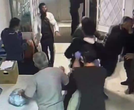 <p>Saldırı anında danışmada görev yapan gözlüklü bir kardeşimizin gözüne yumruk vuruluyor ve gözü cam kırıklarıyla parçalanıyor. Yine röntgen teknisyeni bir arkadaşımızın kafasına taş ile vuruyorlar, kafa travması oluşuyor ve kafatasında kırık oluşuyor. </p>