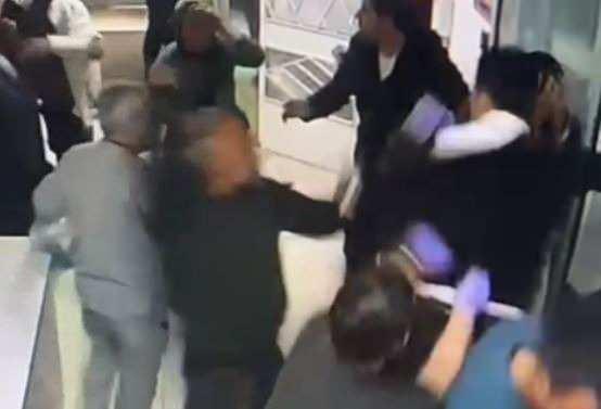 <p><strong>SAVCILIKTAN AÇIKLAMA</strong></p>

<p>Gaziantep Cumhuriyet Başsavcılığı’ndan da konuya ilişkin yazılı açıklama yapıldı. Açıklamada, 12 şüphelinin gözaltına alındığı belirtilerek, "13.12.2022 tarihinde ilimizde bulunan üç ayrı sağlık kurumunda sağlık çalışanlarına yönelik gerçekleşen fiili saldırı olayları ile ilgili olarak Cumhuriyet Başsavcılığımızca yürütülen soruşturmalar kapsamında toplam 12 şüpheli şahıs gözaltına alınmıştır. Soruşturma işlemleri devam etmektedir" denildi.</p>
