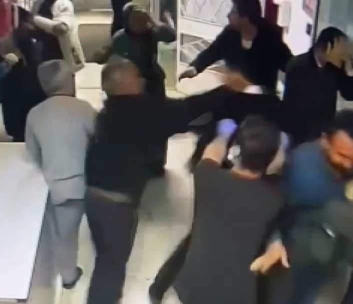 <p>Yine iki güvenlik görevlimiz müdahale sırasında taşlarla biri kulağından darbe alıyor, diğeri yine taşla kafasından darbe alıyor ve beyinde ödem oluştuğu teşhisi konuluyor. Kendilerine geçmiş olsun dileklerimi iletiyorum" şeklinde konuştu.</p>