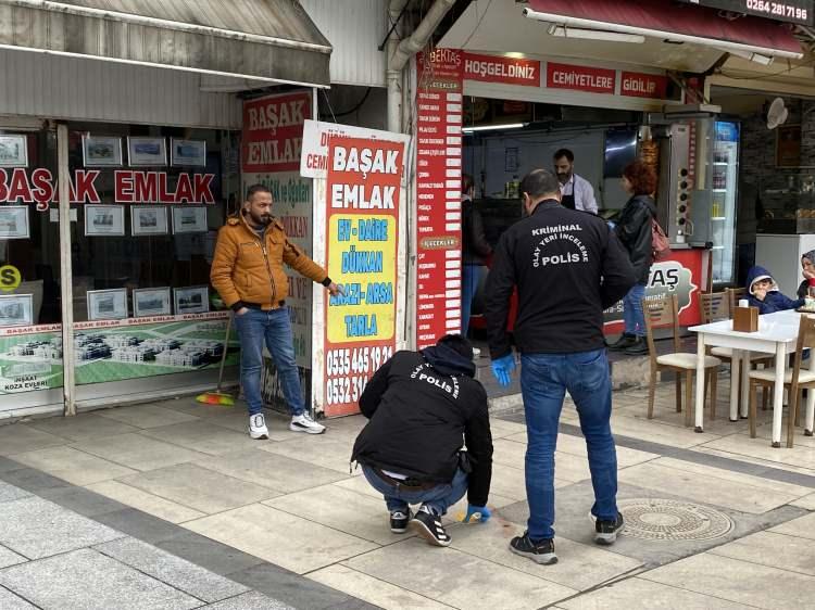 <p>Öte yandan, olaya ilişkin yeni görüntüler ortaya çıktı. Vatandaş kamerasına yansıyan görüntülerde, arbede yaşandığı, 13 yaşındaki O.Ş.'nin annesini rahatsız ettiği iddiasıyla A.K.'yi bıçakladığı ve şahsın boynuna aldığı darbeyle yere yığıldığı, vatandaşların da yardım etmeye çalıştığı anlar yer aldı.</p>