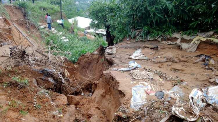 <p>Ulusal basındaki haberlere göre, Kinsaşa'da iki gündür etkili olan şiddetli yağışların ardından seller ve toprak kaymaları meydana geldi.</p>
