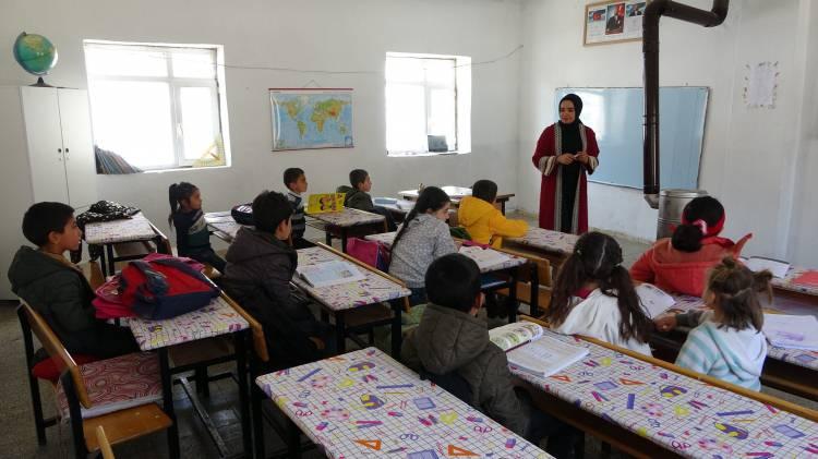 <p><strong>"Bu yaptığım tüm işlerden çok mutlu oluyorum, çünkü kendi köyümün çocuklarını geleceğe hazırlıyorum.</strong></p>