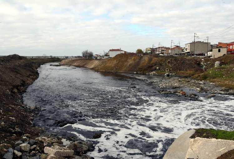 <p>Ergene Nehri'nin en b&uuml;y&uuml;k kollarından olan ve Tekirdağ'ın Ergene il&ccedil;esi Sağlık Mahallesi'nden ge&ccedil;en &Ccedil;orlu Deresi kirlilikten en fazla etkilenen derelerin başında geliyor.</p>
