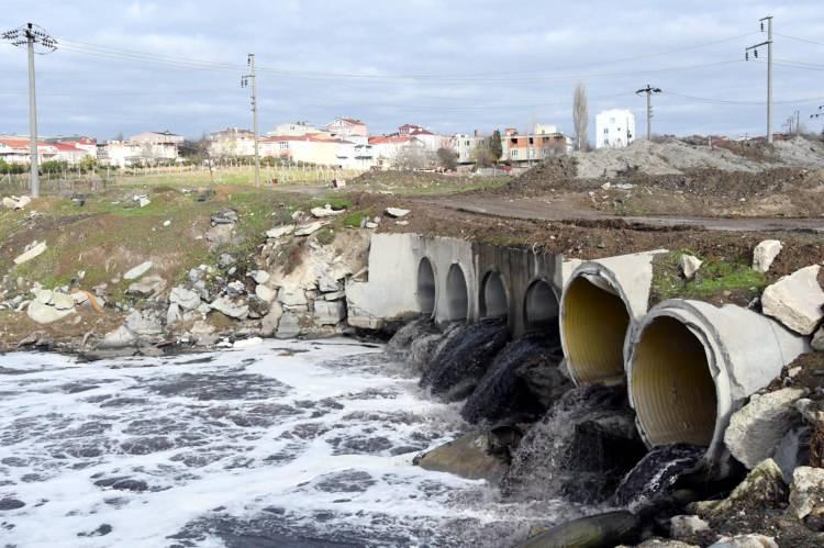 <p>Dereye karışan end&uuml;striyel ve evsel atıklar ağır kokuya da neden oluyor. Mahalleli, yaz ve kış aylarında derenin hep kirli aktığını belirterek, bu durumun &ouml;nlenmesini istedi.</p>
