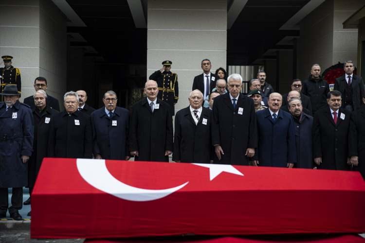 <div>Bayar'ın cenazesi, törenin ardından Karşıyaka Ahmet Efendi Camisi'ne getirildi. Eski Bakan Bayar için öğle namazını müteakip cenaze namazı kılındı.</div>

<div> </div>

<div> </div>
