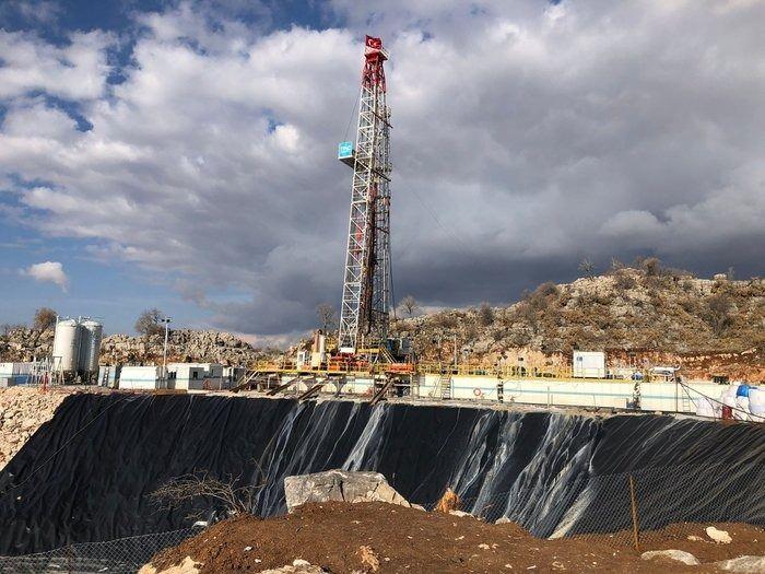 <p>Türkiye Petrolleri Anonim Ortaklığı (TPAO), Güneydoğu Anadolu Bölgesi'nde, Şırnak il sınırlarında, Gabar Dağı'nda 10 Mayıs 2021 tarihinde kazılan Şehit Esma Çevik-1 (SEÇ-1) arama kuyusunda 36 API graviteye sahip petrol keşfi gerçekleştirdi.</p>