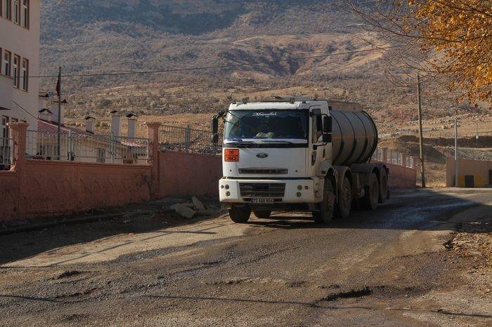 <p>Şehit Esma Çevik Sahası'nda mevcut jeolojik ve 3 boyutlu sismik verilerin değerlendirilmesi ile sahanın jeodinamik modeli oluşturulmuştur. Sahada kazılan kuyularda üretim yapılan seviyelerin petrofizik özellikleri belirlenmiş ve rezervuar modelleri oluşturulmuştur. </p>
