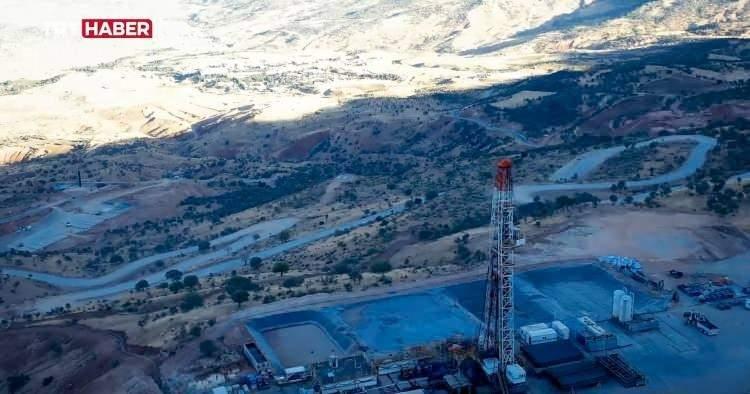 <p>Şehit Esma Çevik Petrol Sahası'nda 2023 yılında 12 adet üretim ve tespit kuyusunun daha kazılması planlanmaktadır. Söz konusu kuyuların katkısı ile sahadaki petrol üretiminin 2023 yılı sonunda 25.000 varil/gün'e ulaşacağı öngörülmektedir.</p>
