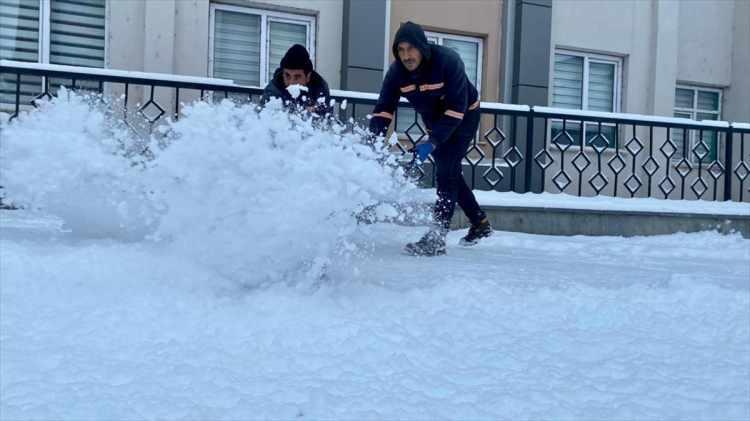 <p><strong>Ardahan'da kar yağışı</strong></p>
<p>Ardahan kent merkezinde kar yağışının ardından belediye ekiplerince yaya yollarında biriken kar birikintileri temizlendi.</p>
