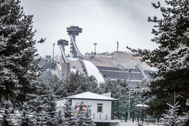 <p><strong>Erzurum'da kar yağışı etkili oluyor</strong></p>

<p>Erzurum'da sabah saatlerinde başlayan kar, park ve bahçeleri beyaz örtüyle kapladı.</p>

<p> </p>
