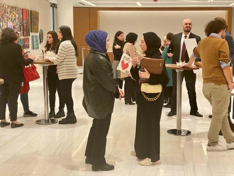 <p>Öğrencilere hitap eden New York Eğitim Ataşesi Öçal, ABD'deki Türk öğrenciler hakkında bazı istatistikleri paylaşırken, Türkiye'den eğitim için gelen öğrencilerin en çok mühendislik bölümünü tercih ettiğine değindi.</p>

