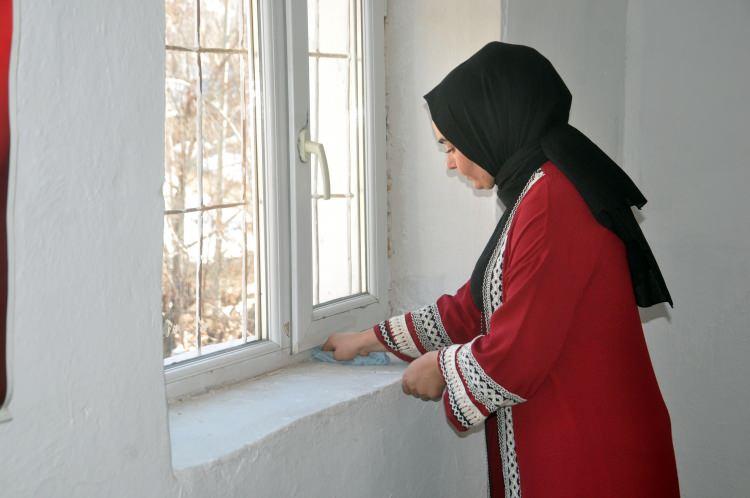 <p><strong>"Ders sonrası tüm öğrencilerimi soğuk ve kara rağmen tek tek evlerine bırakıyorum. Bundan daha güzel bir duygu olamaz. Çünkü ben o esnada hem anne hem de babalık görevi yapıyorum.</strong></p>