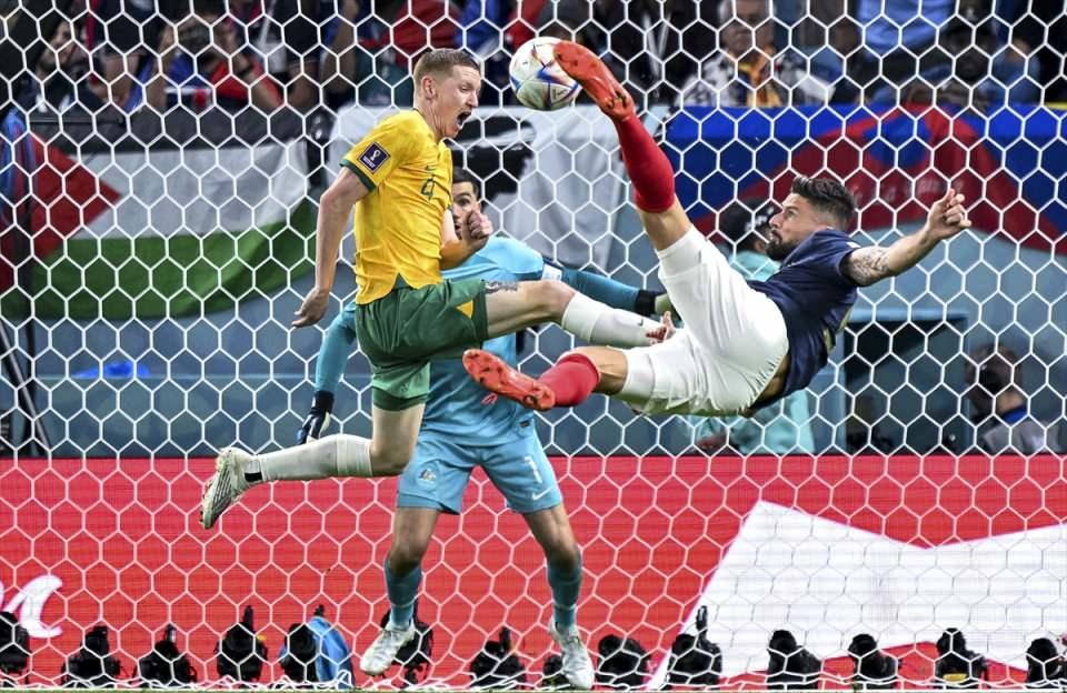 <p>Katar'ın ev sahipliğini yaptığı 2022 FIFA Dünya Kupası’nda Fransa ile Avustralya karşılaştı. Fransız futbolcu Olivier Giroud, bir pozisyonda vole ile topu kaleye göndermeye çalıştı.</p>

