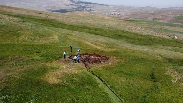 <p>Van Yüzüncü Yıl Üniversitesi Jeoloji Mühendisliği Bölümü ve Ziraat Fakültesi’nden 5 bilim insanı, turba topraklarının için için yandığı bölgede araştırma yaptı. </p>