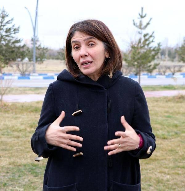 <p>Van YYÜ Afet Yönetimi ve Deprem Araştırma ve Uygulama Merkezi Müdürü Doç. Dr. Azad Sağlam Selçuk, bölgede yanan toprakların merak konusu olduğunu belirterek şöyle konuştu:</p>
