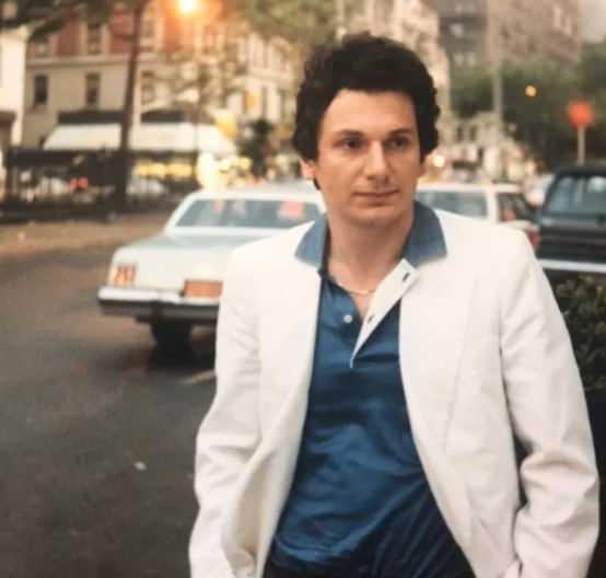 <p><span style="color:#800000"><strong>Vedat Milor'un gen&ccedil;lik hali sosyal medyaya damga vurdu. Yakışıklılığıyla dikkat &ccedil;eken &uuml;nl&uuml; eleştirmen, Yeşil&ccedil;am j&ouml;n&uuml;ne benzetildi.</strong></span></p>

<p>&nbsp;</p>
