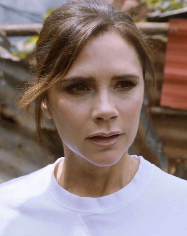 <p><span style="color:#800000"><strong>UZMANLARI BİLE İNANDIRAMADI</strong></span></p>

<p><span style="color:#008080"><strong>Victoria Beckham'ın, magazin gündeminde 'estetik harikası' olarak geçen burnunun yıllar içindeki değişimini inceleyen uzmanlar, ünlü ismin ufak bir operasyon geçirmiş olduğunu savundu.</strong></span></p>

