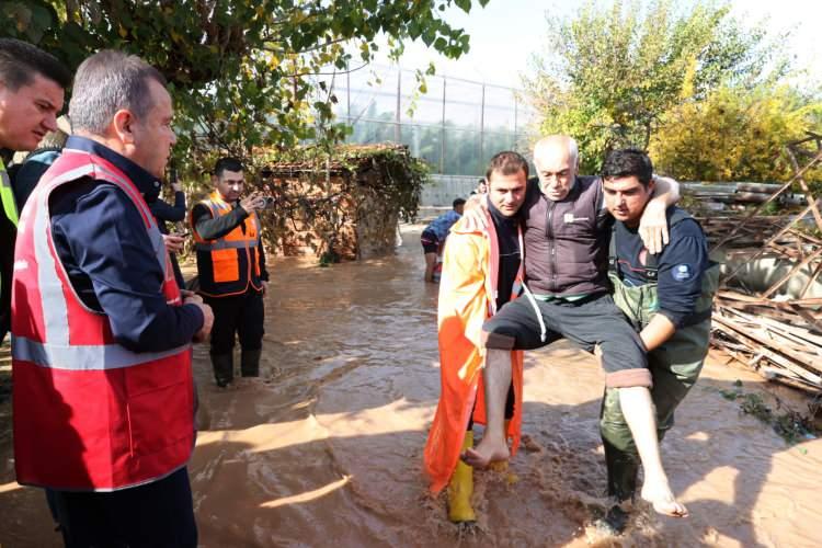 <p><strong>Sel sırasında kalp krizi geçiren kişi hayatını kaybetti</strong></p>
<p>Dışişleri Bakanı Mevlüt Çavuşoğlu, sel sırasında bir kişinin kalp krizi geçirerek yaşamını yitirdiğini açıkladı. Çavuşoğlu, tüm ekiplerin Antalya'da olduğunu söyledi.</p>