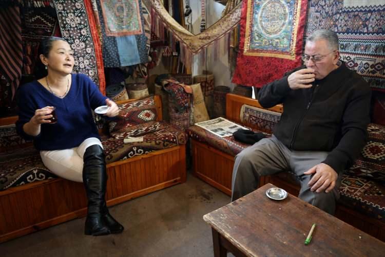 <p><strong>İlçe halkı Yoko'yu bağrına bastı</strong></p>
<p>İlçedeki turizmcilerden Aziz Güzelgöz de uzun zamandır tanıdığı Yoko'yu hemşehrileri gibi gördüklerini belirterek, "İnsan ilişkileri benden daha iyi. İnsanlarla çok güzel diyalog kuruyor. Biz de bundan mutluluk duyuyoruz. Kendisini Kapadokya'nın turizm elçisi gibi görüyoruz." diye konuştu.</p>