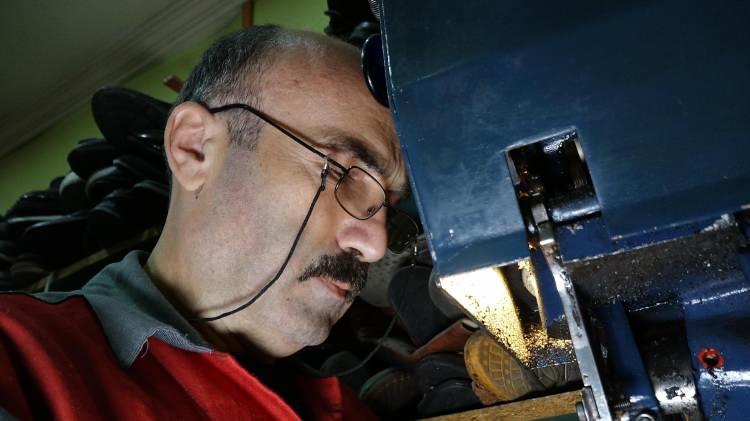 <p>Durumu olmayan birçok kişi geliyor, onlara veriyorum. Rafta 100 çiftin üzerinde sahibini bekleyen ayakkabı var. Şimdiye kadar da 100'ü aşkın ayakkabıyı ihtiyaç sahibine verdim" dedi.</p>

<p> </p>

