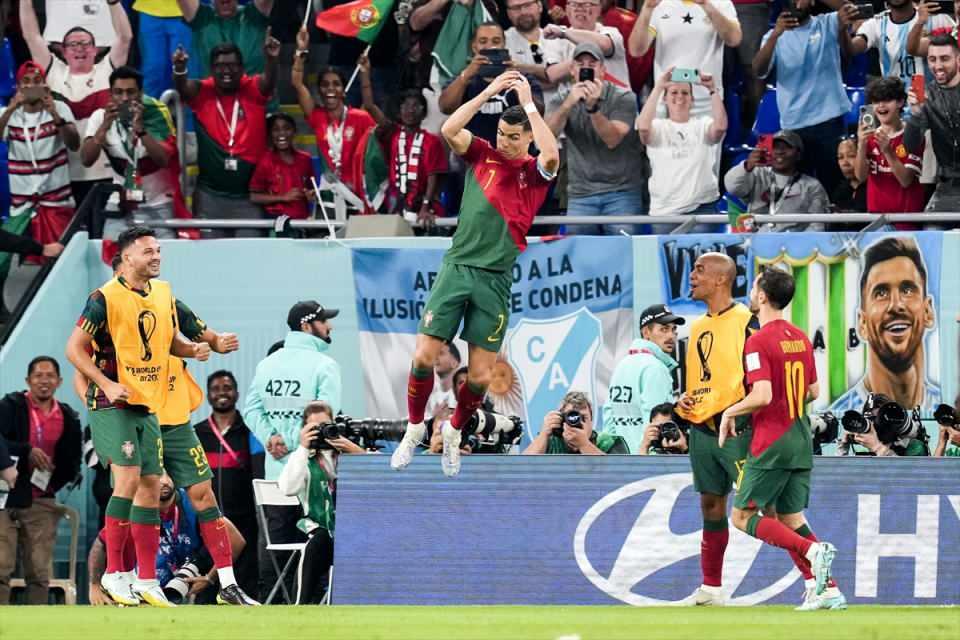 <p>Katar'ın ev sahipliğini yaptığı 2022 FIFA Dünya Kupası’nda, Portekiz ve Gana takımları karşılaştı. Portekizli futbolcu Cristiano Ronaldo, kaydettiği gol sonrası sevinç yaşadı.</p>