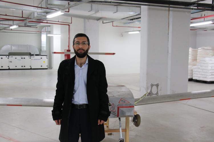 <p>Desteklenmesi halinde bu tür araçların daha iyi bir seviyeye çıkacağını belirten Sarısam, "Bu noktada sonra ise bakanlıklarımız olsun, bünyesinde kadrolu olarak çalıştığım Tarım ve Orman Bakanlığı olsun veya özel sektör olsun. Yunanistan bir ülke olarak benim 5 buçuk yılımı verip bu ALPKUŞ’u yapıp ilk insansız hava aracım diyorsa, ALPKUŞ; bizim de kurumlarımız, özel sektör ve birçok alandan destek sağlanması halinde ülkemize yararlı ve daha ileri seviyeye gelecek bir İHA’ya dönüşebilir" diye konuştu.</p>