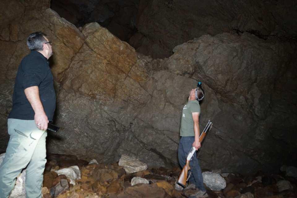 <p>Kastamonu’nun Devrekani ilçesinde, içerisinde insan kemikleri, yaşam kalıntıları ve sarkıtlar bulunan, 800 metre uzunluğundaki Sarpunalınca Mağaraları keşfedilmeyi bekliyor.<br />
 </p>
