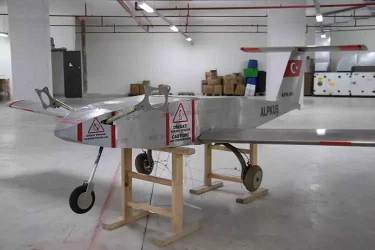 <p><strong>ANKARALI VATANDAŞIN YAPTIĞI İHA'YI, "YUNANİSTAN'IN İLK İNSANSIZ HAVA ARACI" DİYE TANITMIŞLARDI</strong></p>
<p>Ankara'da evinin terasında kendi imkanlarıyla insansız hava aracı (İHA) yapan 15 Temmuz gazisi <strong>Alper Sarısam</strong>’ın yaptığı aracın bir kopyası, <strong>Yunanistan </strong>tarafından insansız hava aracı olarak tanıtılmıştı.</p>