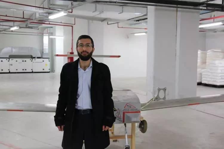 <p>Evinin terasında yapan Cri Cri tipi uçak yapan <strong>Alper Sarısam</strong>, gerekli izinleri karşılayamadığı için uçakla deneme sürüşü gerçekleştiremediğini söylemişti. Sarısam, uçağını uçurabilmek için İHA'ya çevirdiğini belirtmişti.</p>
